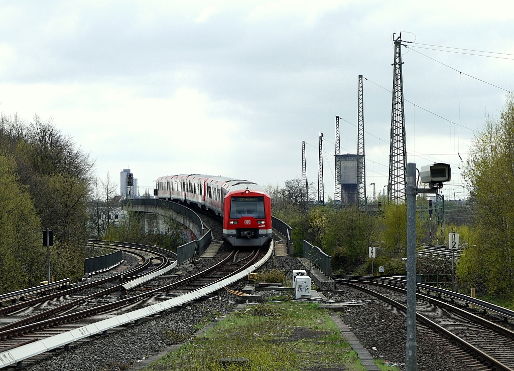 ber die Rampe vom Bahnhof Altona kommend, erreicht ein Zug der S3 die Hamburger S-Bahnstation  Diebsteich . 27.4.2013