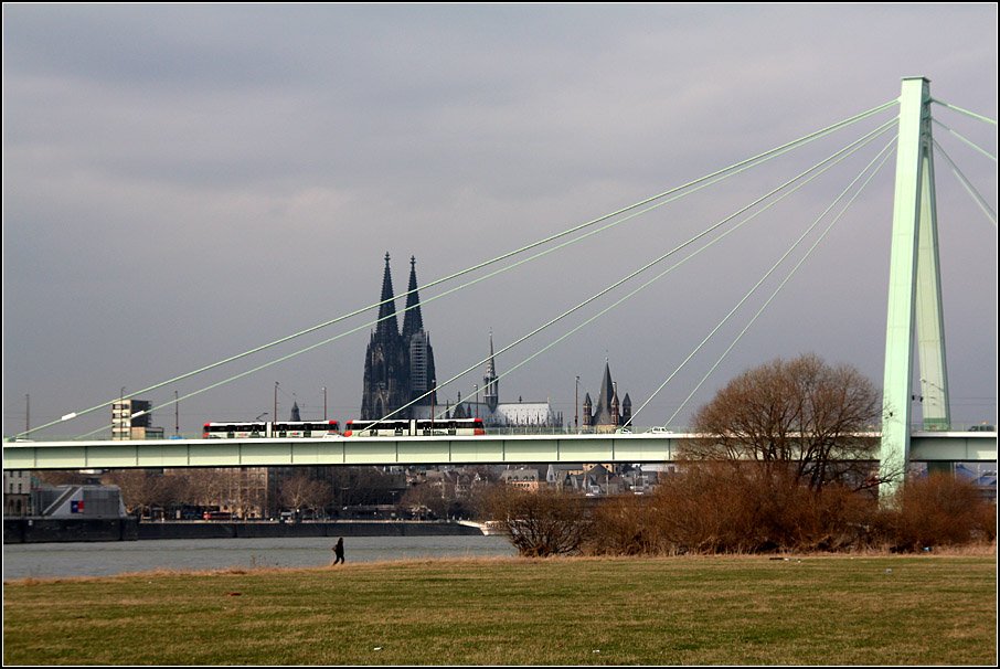Über den Rhein

Auf den Kölner Rheinbrücken gehören die Bahnen mit zum Stadtbild. Hier die Severinsbrücke mit einem Stadtbahnzug. 

19.03.2010 (M)