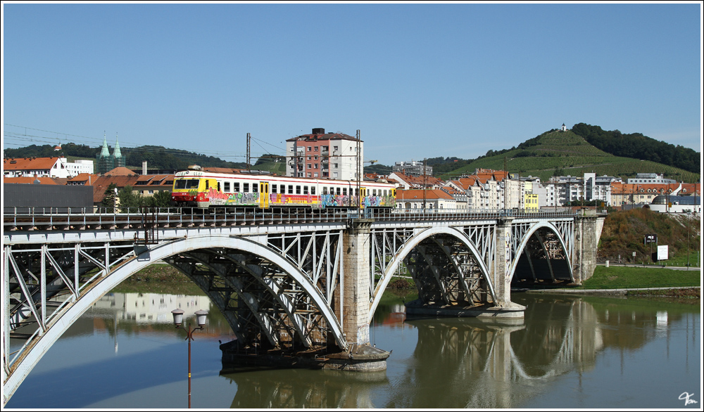 ber die wunderschne Draubrcke in Maribor, fhrt SZ Triebwagen 813 110 als R 2983 von Maribor nach Pragersko.  
11.8.2011
