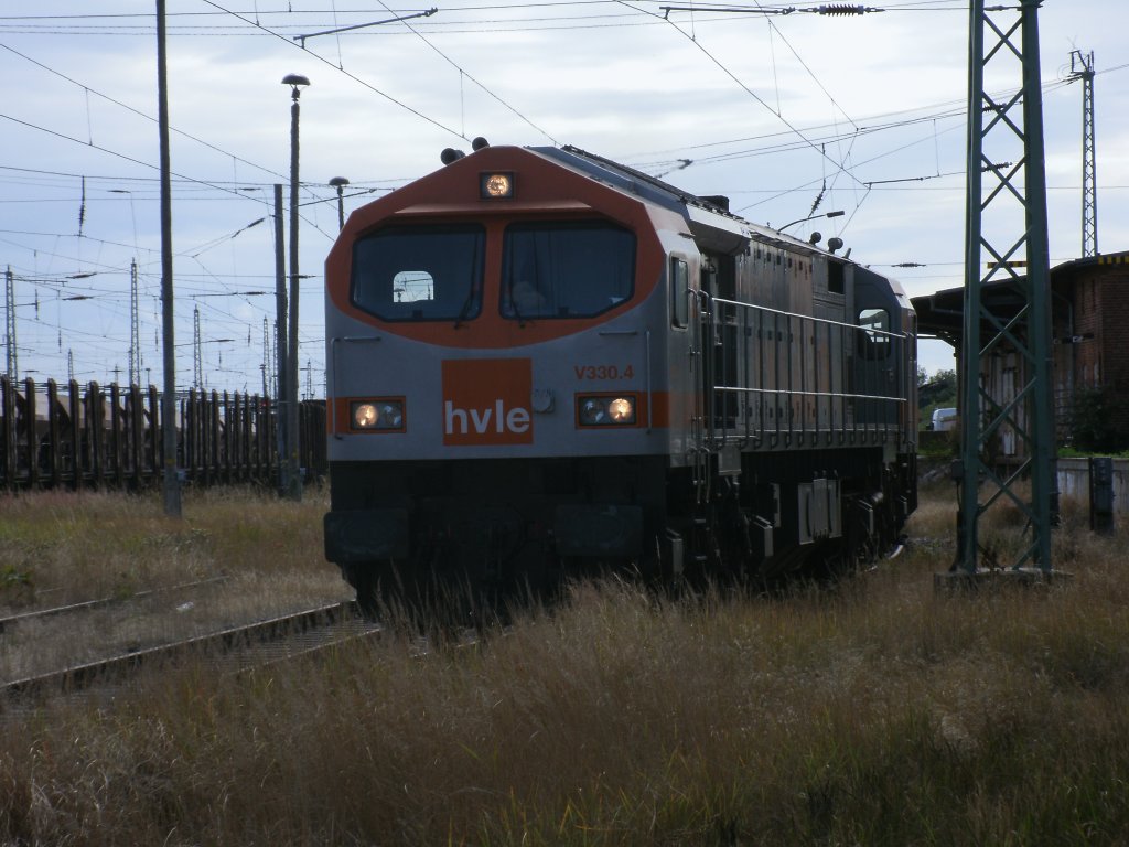 ber zugewachsene Gleise ging es,am 17.Juli 2012,fr den hvle V330.4 in Bergen/Rgen an das andere Zugende.