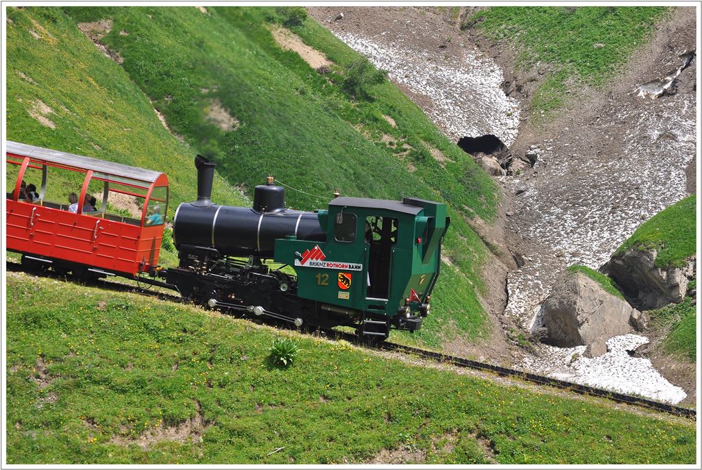 berall liegt noch viel Lawinenschnee wie hier auf Mittler Staffel. (15.07.2013)