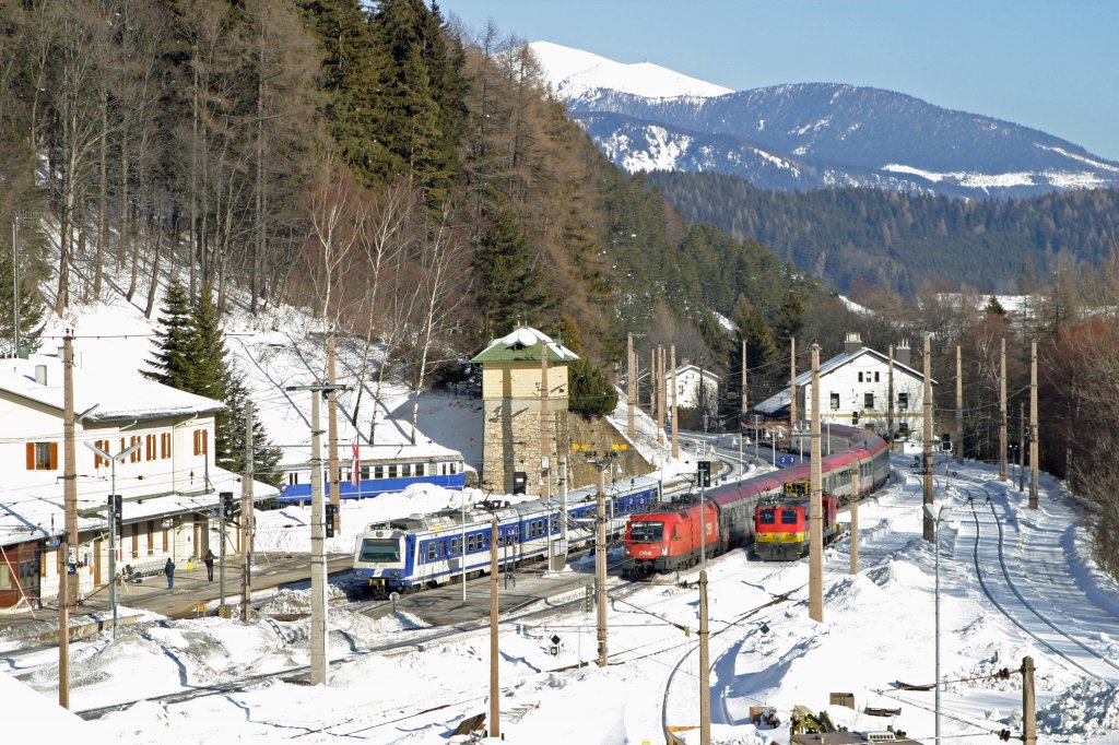 berblick vom Bahnhof Semmering mit Schneeberg im Hintergrund. 1116.101 EC-531,4020.304 als Reg. 21.2.12