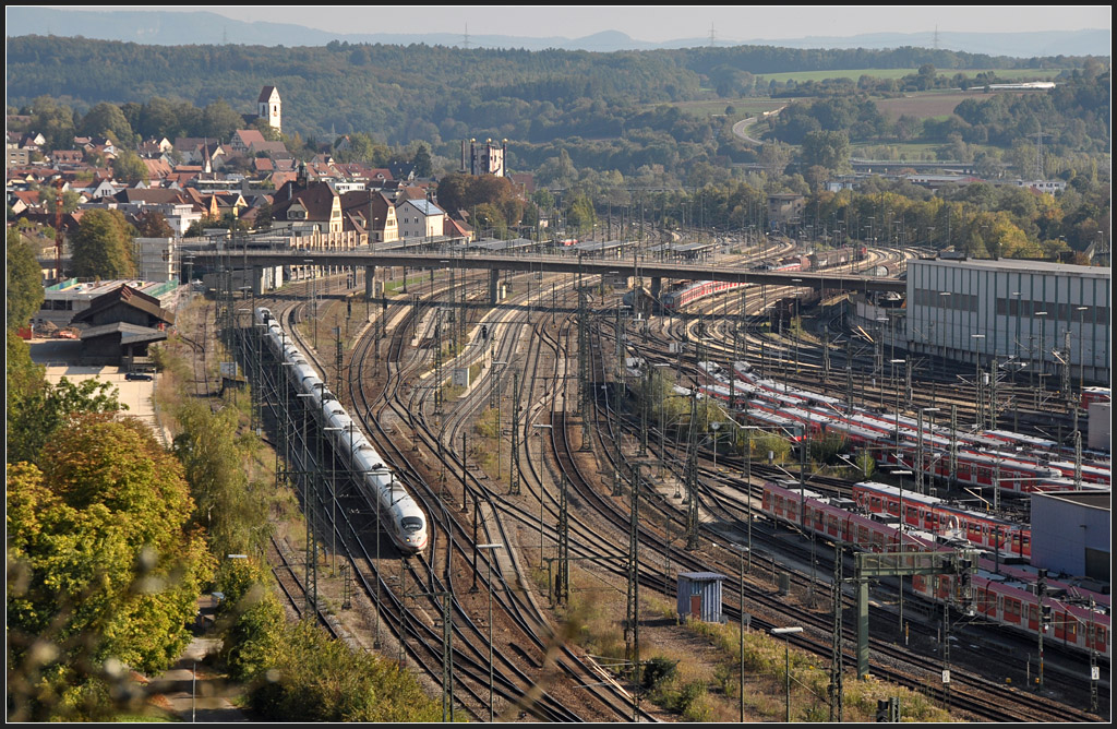 Überblick - 

Der Bahnhof Plochingen vom Neckartalhang aus gesehen. Rechts Teile des S-Bahnbetriebshofes. 

03.10.2011 (J)