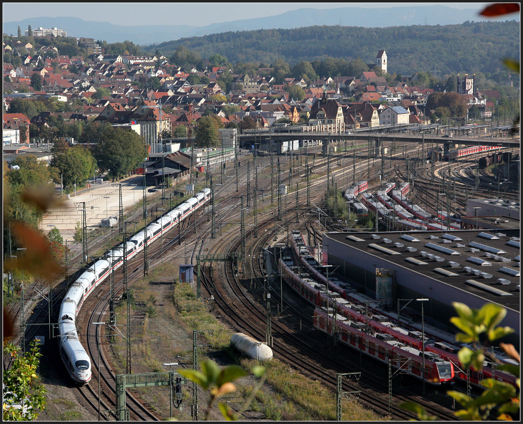 Überblick II - 

Blick auf Plochingen mit seinem Bahnhof und dem S-Bahn-Betriebshof. 

03.10.11 (M)