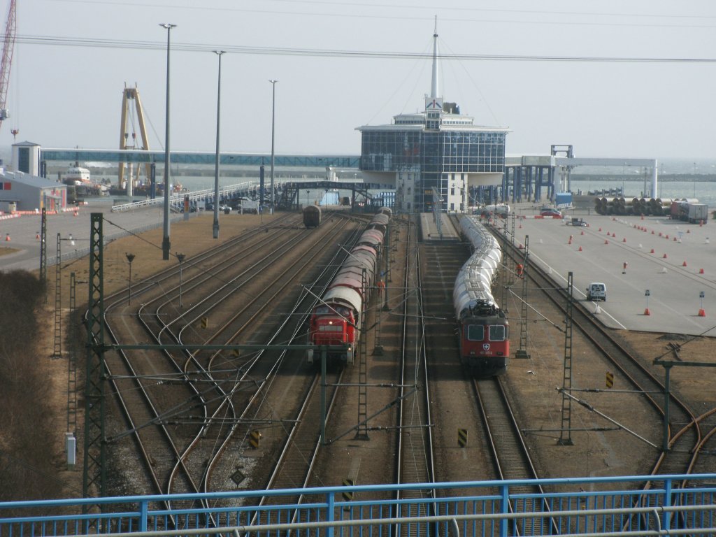 berblick von der Straenbrcke in Mukran auf 290 591 die am 16.Mrz 2011 die letzten Wagen,fr den 45503 nach Seddin zusammen stellte,whrend Re 421 377 schon an ihren Zug stand,aber erst am Abend Mukran verlie.