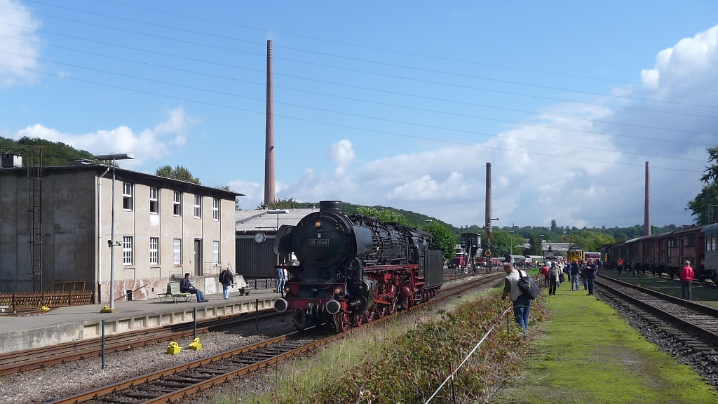 berblick ber das Betriebsgelnde des Museums in Dahlhausen (18.9.2010); obwohl Dampftag rollt 01 1066 ohne irgendein Dampfwlkchen.