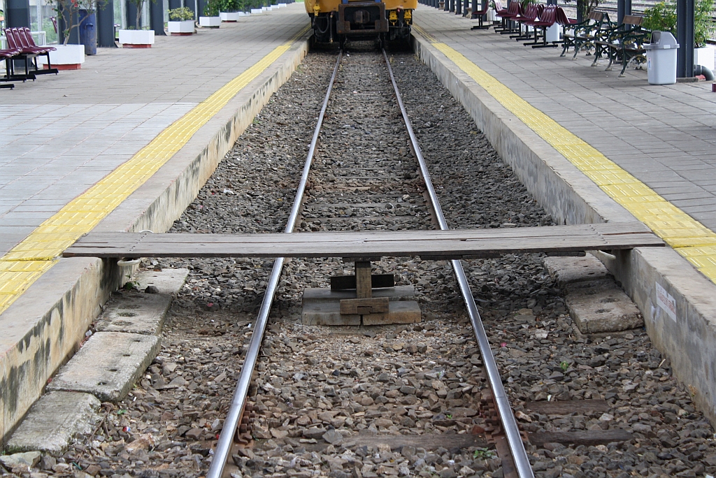 Überfahrhilfe für den Paketdienst in der Pak Chang Station am 11.Juni 2011.