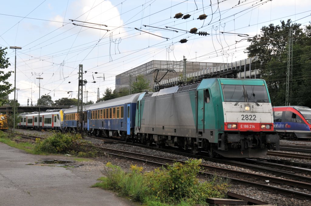 berfhrung Desiro, Teil 1 : am 19/08/2011 um 17.06 Uhr bringt Cobra-Lok 2822 zwei neue Desiro-Triebwagen zurck von Belgien nach Aachen-West.