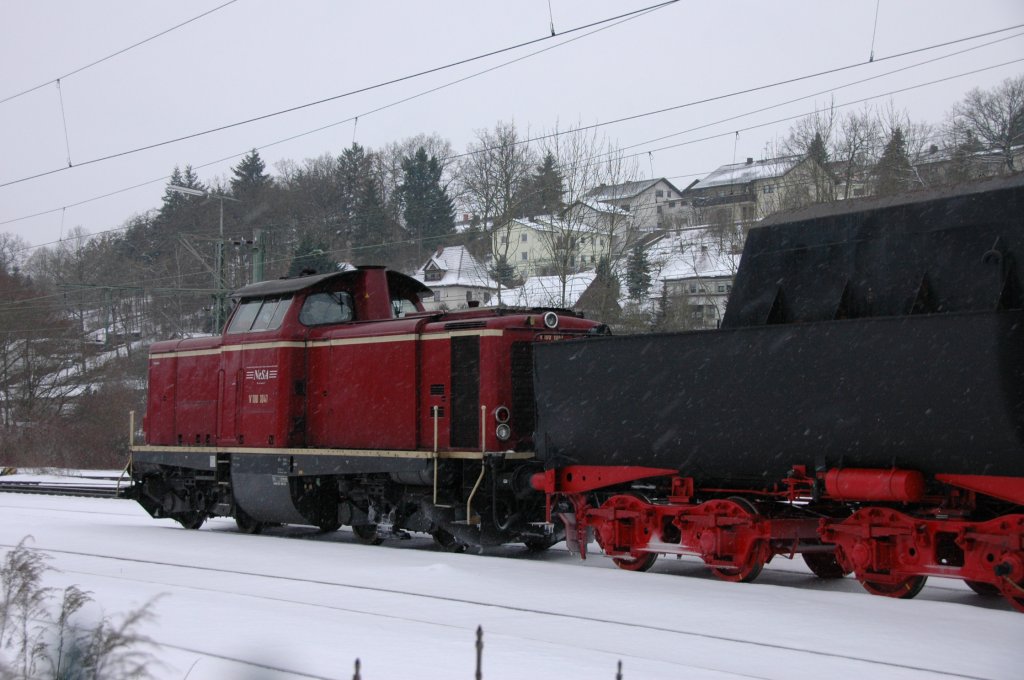 berfhrungsfahrt von 52 7596 der EFZ nach Rottweil. Die Lok bekam in Meiningen eine Fahrwerksuntersuchung, Zuglok ist V100 1041 der NESA. Aufgenommen am 12.02.10 in Osterburken

