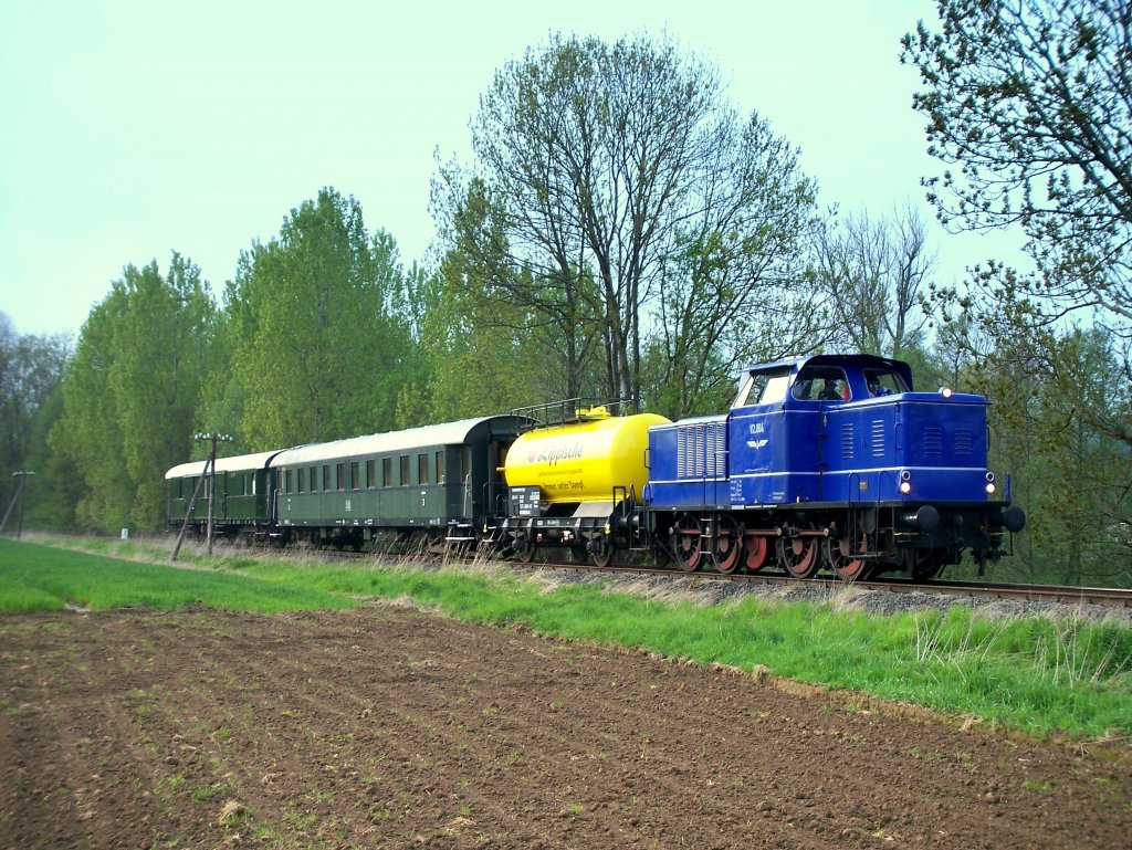 berfhrungsfahrt der Landeseisenbahn Lippe,  8. Mai 2010 bei Farmbeck. Die Mak 600D zieht je einen Kesselwagen, C4 und Pw4