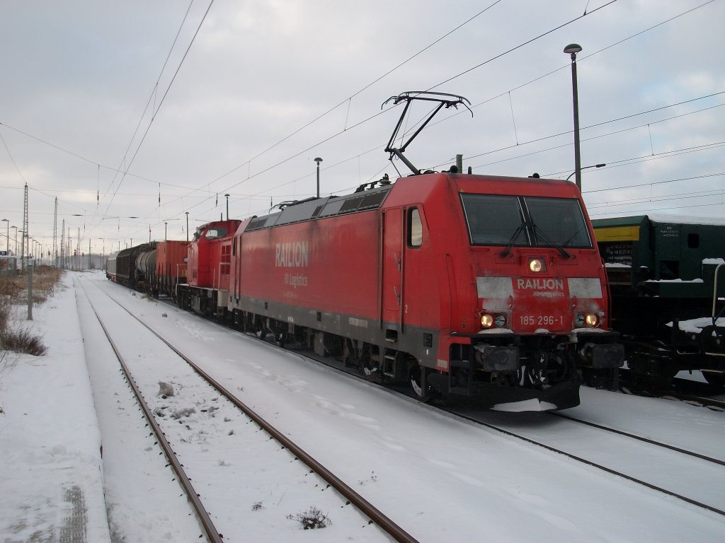 bergabe Stralsund-Mukran mit 185 296 und im Schlepp 298 318 am 01.Dezember 2010 in Bergen/Rgen.