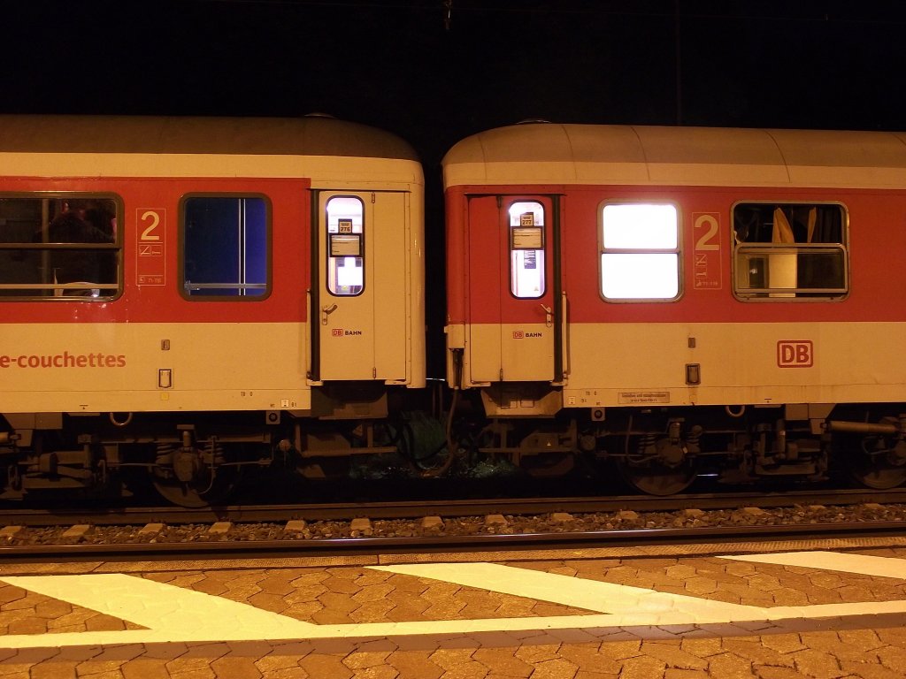 bergang zwischen zwei Nachtzugwagen am 1. Juni 2011 beim Halt des AZ 13307 (Berlin Wannsee - Trieste Centrale) im Bahnhof Kronach.