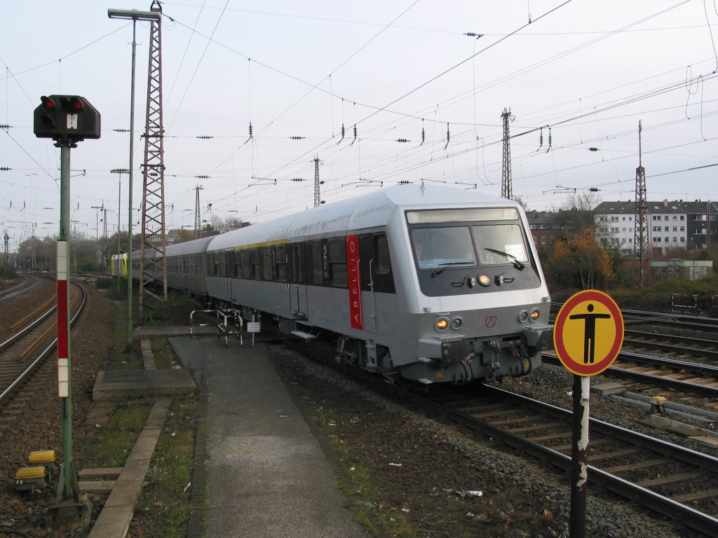 Übergangslösung von Abellio auf der Ruhr-Lenne-Bahn vor Auslieferung des Flirt am 11. Dezember 2005 bei der Einfahrt nach Essen Hbf.