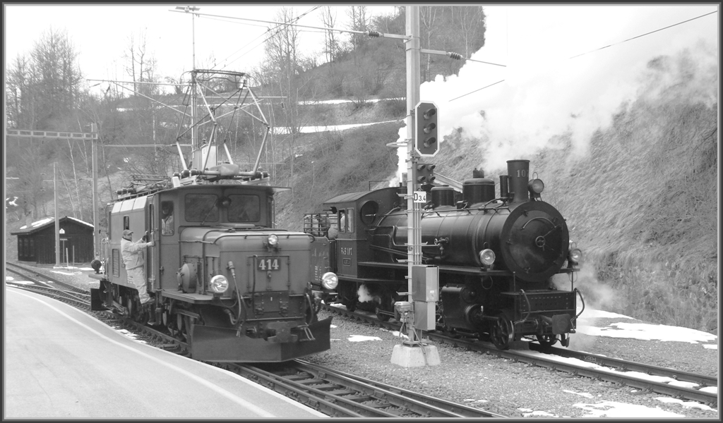bergangszeit von Dampf zu elektrischer Traktion knnte man meinen, aber der neuzeitliche Signalmast vereitelt das nostalgische Feeling. (24.01.2011)