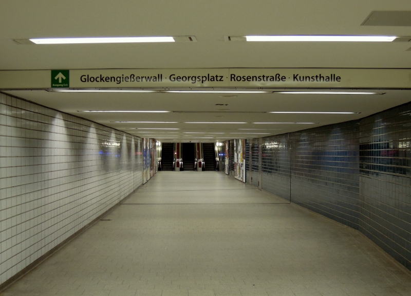 berhaupt wirkt die Hamburger U-Bahnstation  Hauptbahnhof-Nord  irgendwie verlassen und ungemtlich: obwohl hier die U 3 verkehrt, kann man mittags, kurz vor eins, menschenleere Gnge fotografieren. 16.2.2012