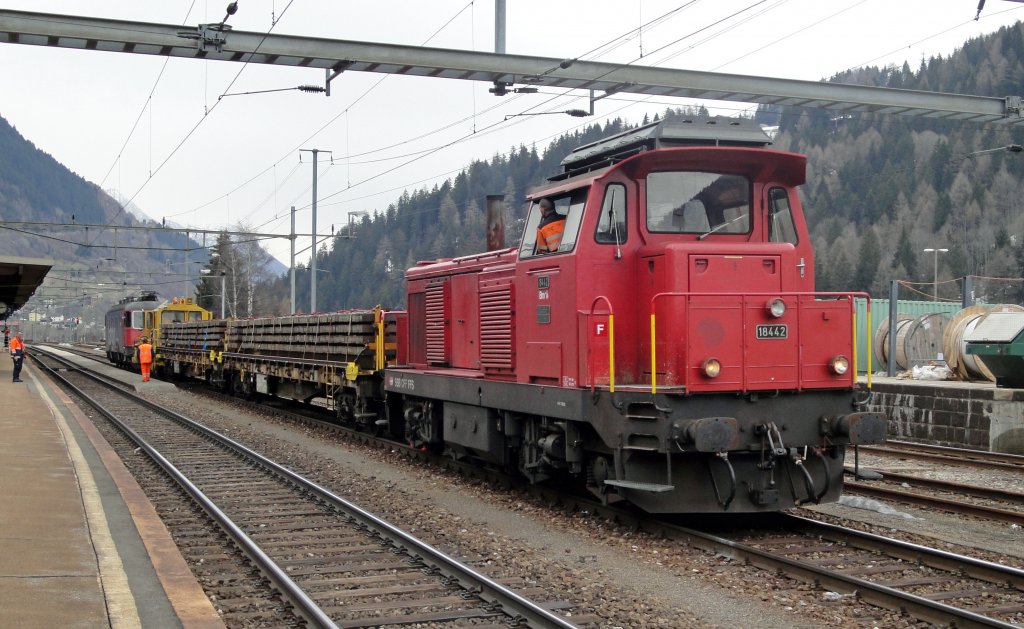 bernahme mit Diesel: Der Kurzgterzug aus Erstfeld wird am 15.04.10 von der Bm 4/4 18442 bernommen und rangiert. In Airolo ist das Rangieren mit Diesel notwendig, weil es eine selten bentigte Holzverladestelle gibt.