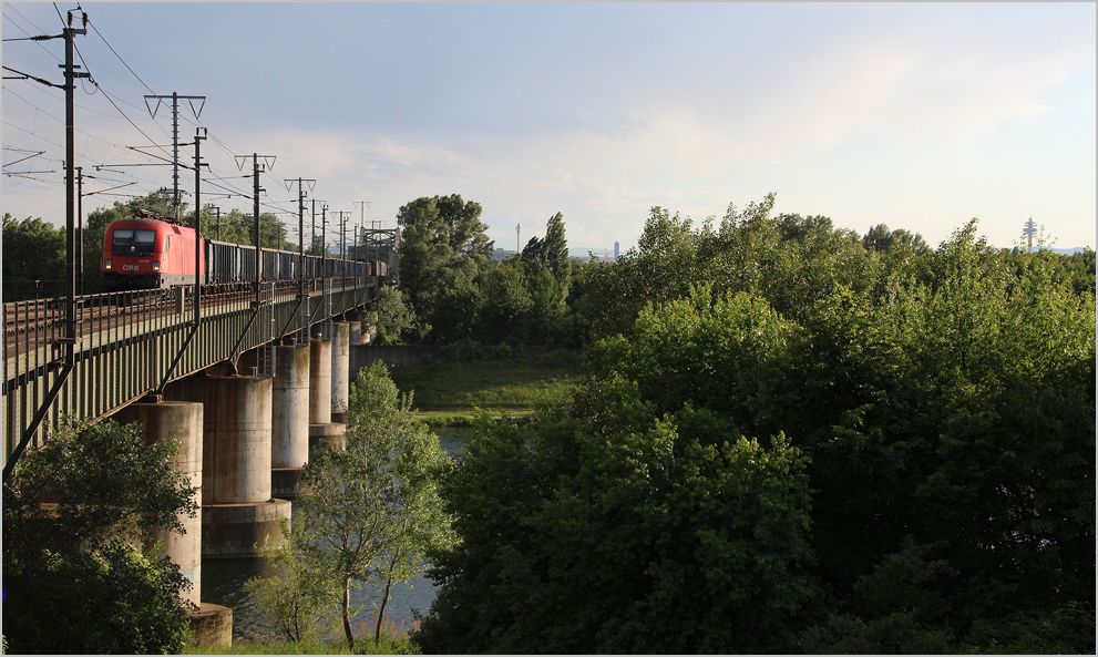 berquerung der Neuen-Donau Brcke / Wien, am Abend des 28. Mai 2013... 