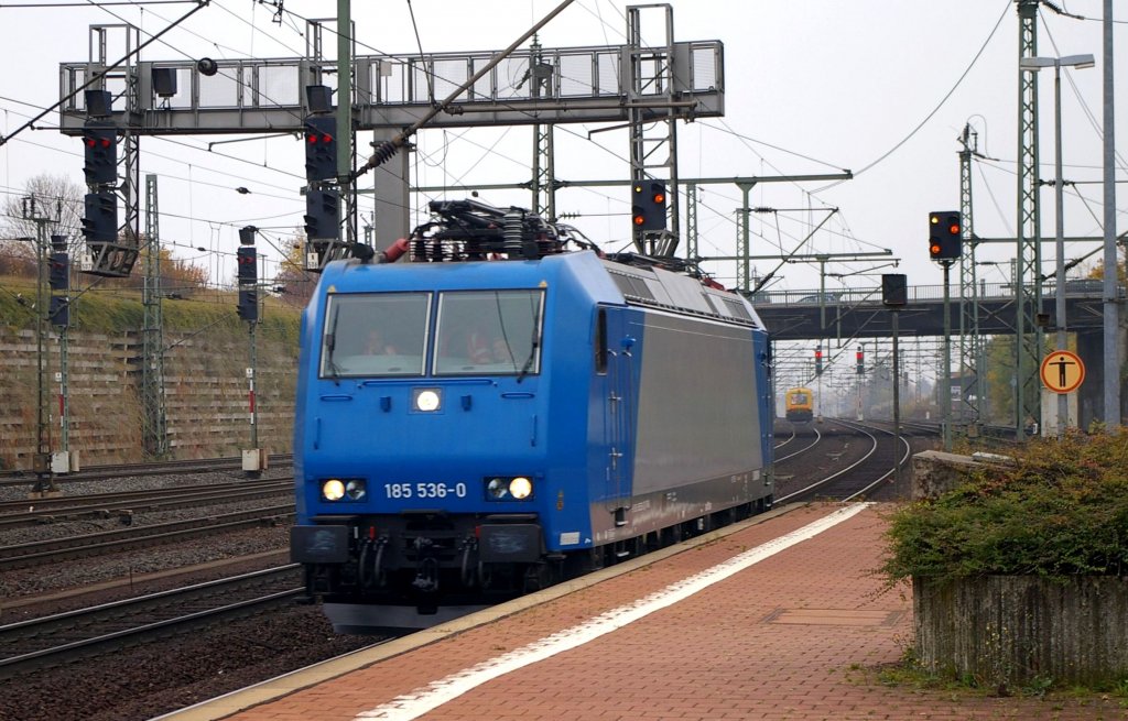 berraschende Lokdurchfahrt der 185 536 am 24.10.2012 Kassel-Wilhelmshhe.