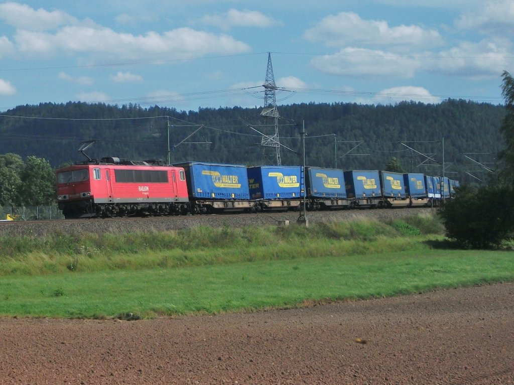 berraschenderweise zieht am 6.September 2011 die 155 121 den LKW-Walter KLV bei Halach Richtung Pressig. 