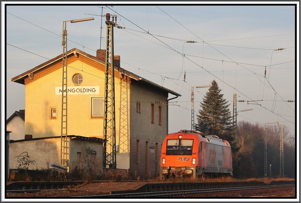 berrascht wurden wir von 1216 901 der RTS. Sie fuhr Lokzug gen Passau. (30.10.2010, Mangolding)