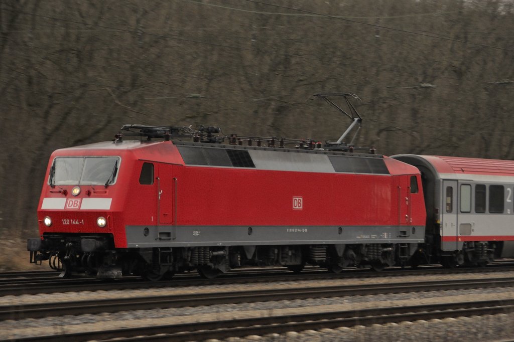 �berraschung am EC 113 des letzten Novembertages: 120 144-1 zog ihn aufgrund eines Defektes des sonst eingesetzten �BB-Taurus von Stuttgart nach M�nchen... (KBS 980).