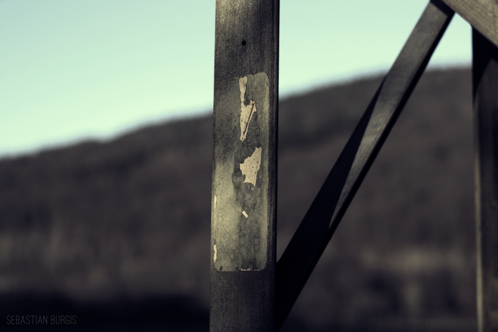 berreste eines Hochspannungs-Warnschilds an einem Oberleitungsmasten. Auch wenn solche Hinweise mit der Zeit verschwinden, heit es nicht, dass die Oberleitung gleichzeitig ungefhrlich wird... (02.03.2013)