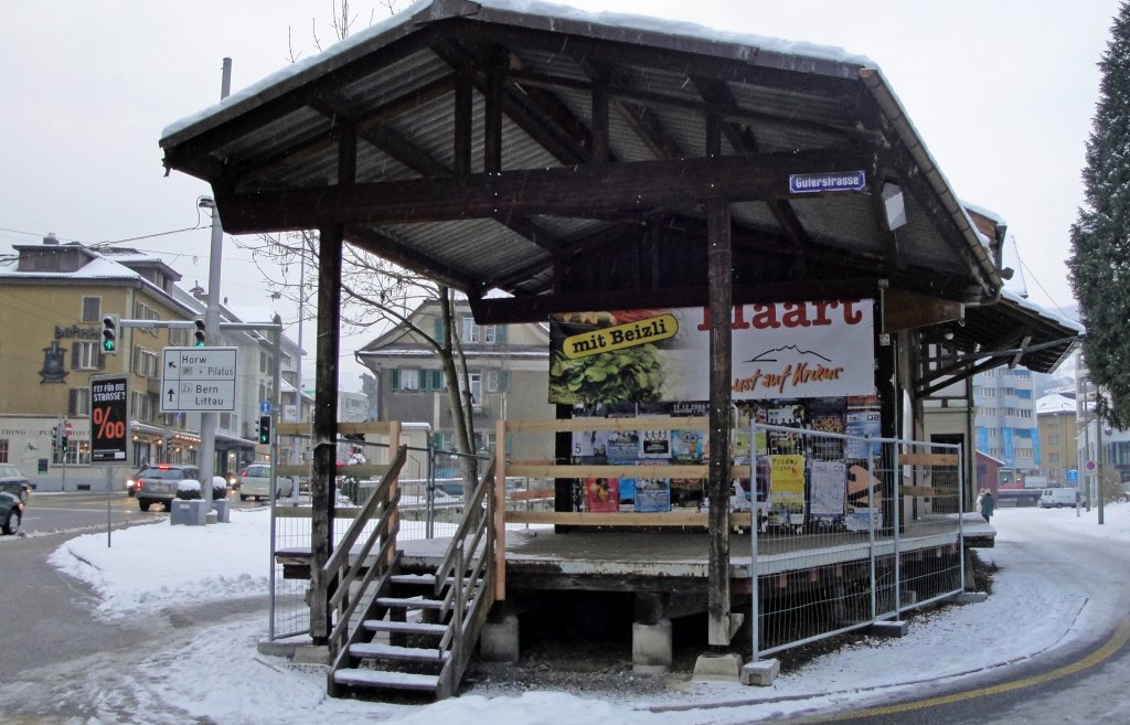 berreste der KLB: In Kriens steht seit ber 120 Jahren dieser Gterschuppen, der heute v. A. Werbezwecken dient. Die Gleise verliefen bis 2004 links dem Gterschuppen entlang. Im Hintergrund links steht das ehemalige Restaurant Bahnhfli und rechts befindet sich die Gterstrasse.