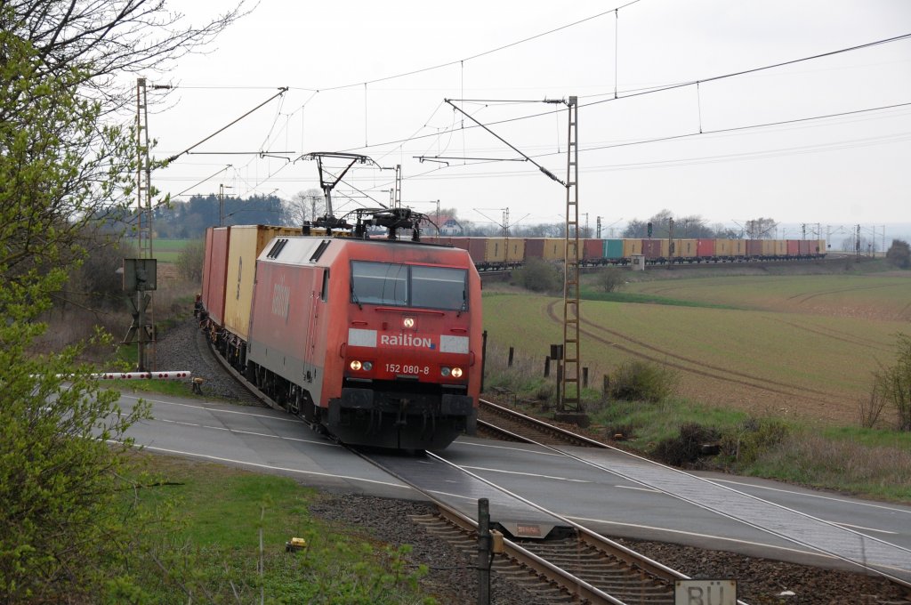 bersee-Kisten sind auf dem westlichen Abschnitt der Kbs 430 nur uerst selten zu sehen. Hier 152 080-8 vmtl. mit einem Umleiter-Containerzug/Sonderleistung am B kurz vor Neuenbeken, 12.04.2012.