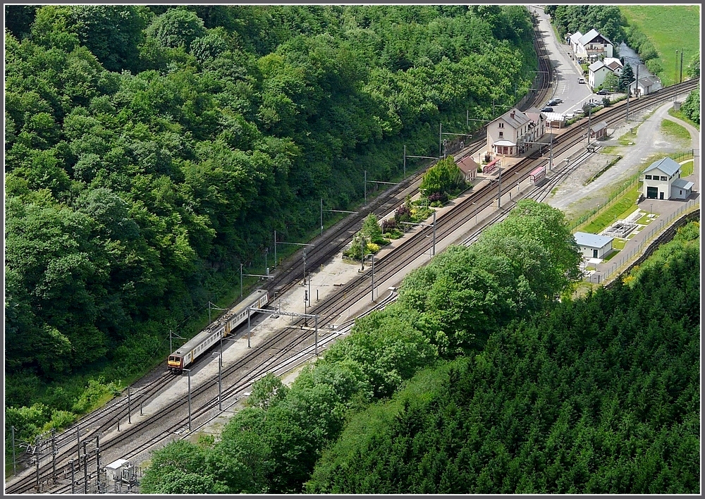 bersicht auf den Keilbahnhof Kautenbach, wo sich die Strecken nach Troisvierges und Wiltz trennen, whrend der Triebzug Z 2015 aus Wiltz kommend, den Bahnhof in Richtung Luxemburg verlsst. Das Bild wurde am 13.06.10 am Aussichtspunkt Hockslay (390 m) aufgenommen. (Jeanny)  
