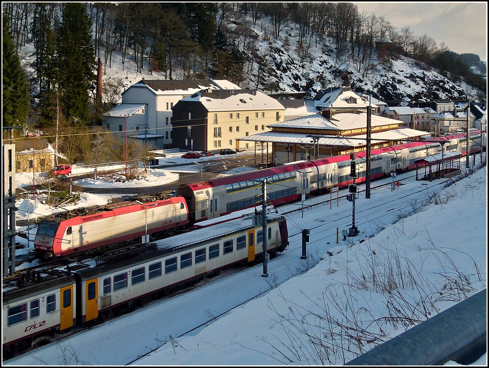 bersicht ber den verschneiten Bahnhof von Troisvierges am 02.01.2011. (Jeanny)