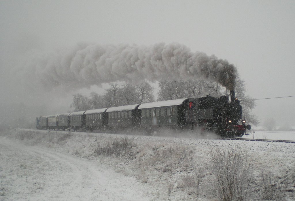 berstellung zum ersten Nikolauszug 2010 - 88.103 und als Nachschiebe 383.10 auf dem Weg von Weizelsdorf nach Ferlach nchst Kappel an der Drau. 26.11.10