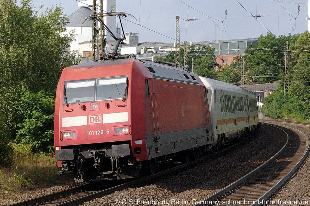 Uelzen, DB E-Lok 101 129-5 vor Steuerwagen, mit dem versptetem IC 2171  Wattenmeer  von Sylt einfahrend, ab Uelzen 16:16, 05. August 2011