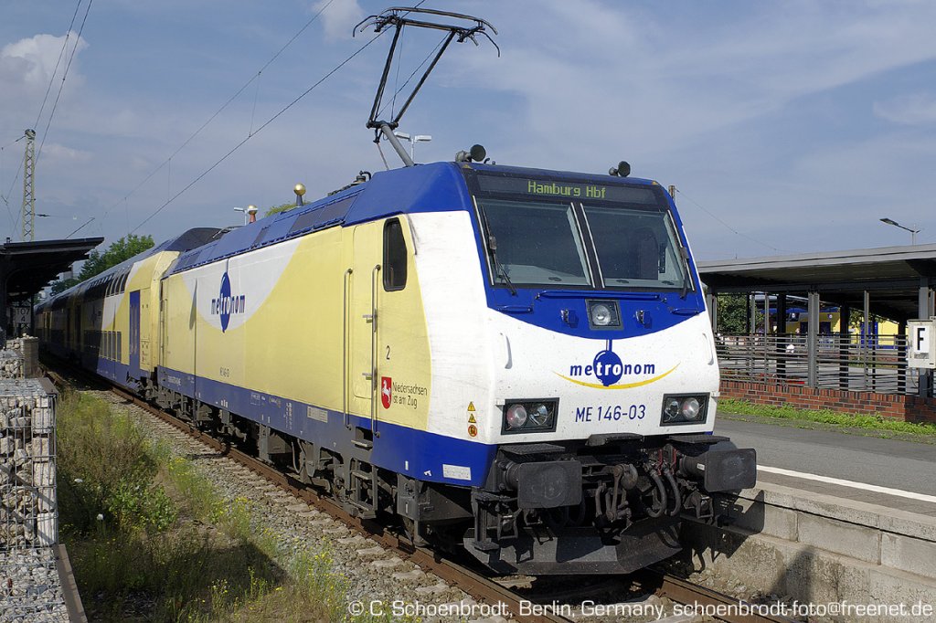 Uelzen, Metronom E-Lok ME 146-03 (91 80 6146 503-8D-ME)  Bienenbttel  mit dem ME 82128 nach Hamburg auf Gleis 301 wartend, 05. August 2011