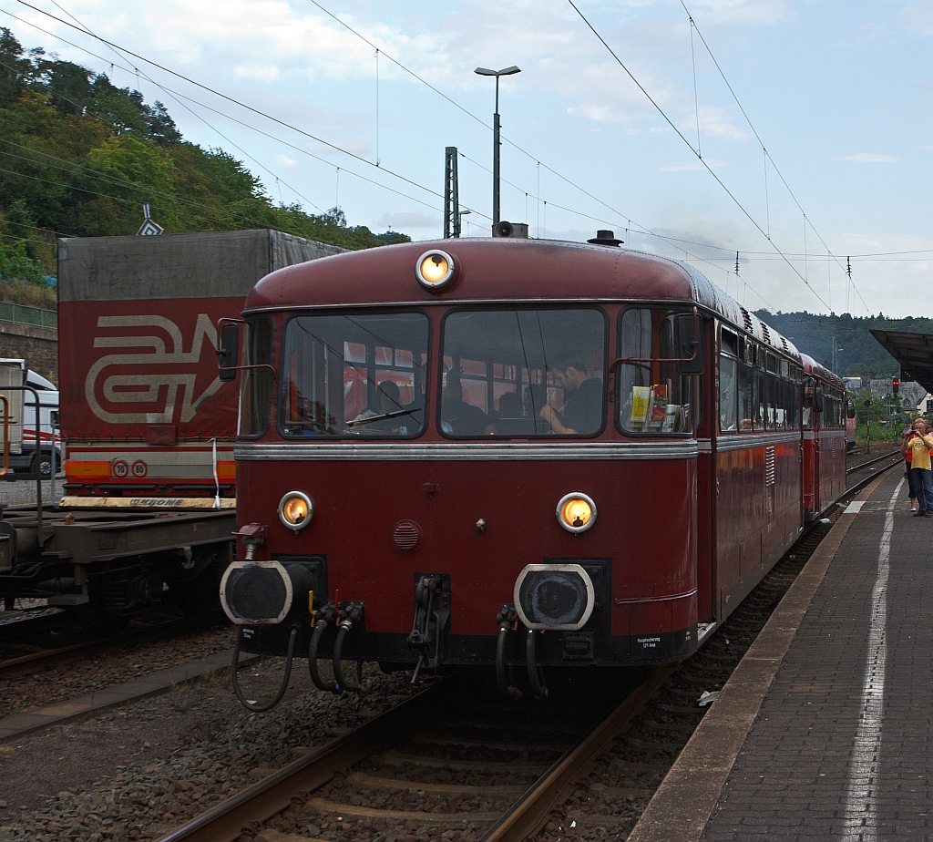 Uerdinger Schienenbus Garnitur 798 752-2 und 798 760-5 (zweimotorig) der Kasbachtalbahn (Eigentum der Eifelbahn) fhrt am 21.08.2011 vom Bf Linz/Rhein in Richtung Kalenborn.
