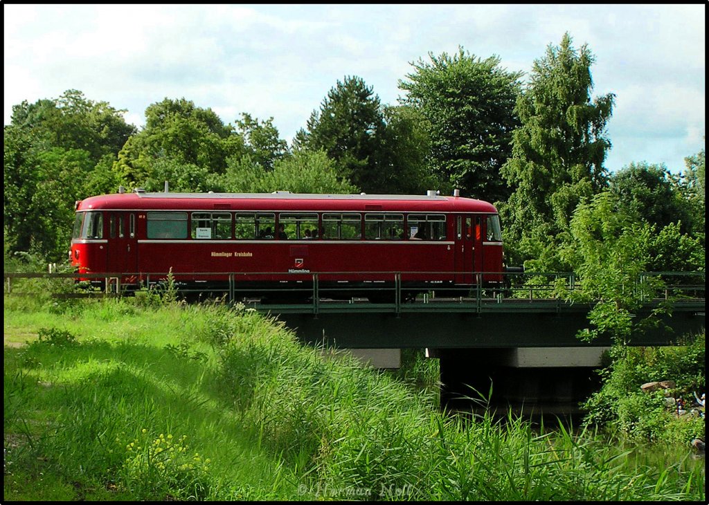 Uerdinger Schienenbus der Hmmlinger Kreisbahn bei berqueren der Maade in Richtung Wilhelmshaven als Pendelverkehr zum Wochenende an der Jade.
01/07/2011
