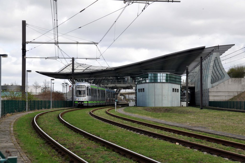stra  Baureihe 2000ner Straenbahn an der Haltestelle  Messe/Ost  (01.04.2012)