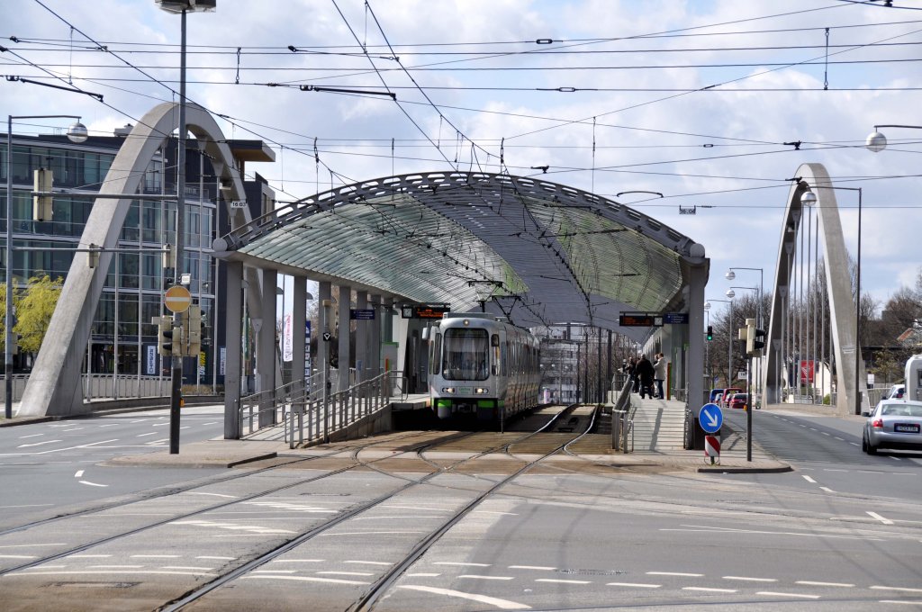 stra Baureihe 2500ner Straenbahn an der Haltestelle  Noltemeyerbrcke  (01.04.2012)