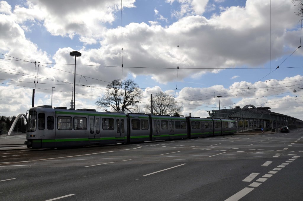 �stra Baureihe 2500ner Stra�enbahn an der Haltestelle  Noltemeyerbr�cke  (01.04.2012)