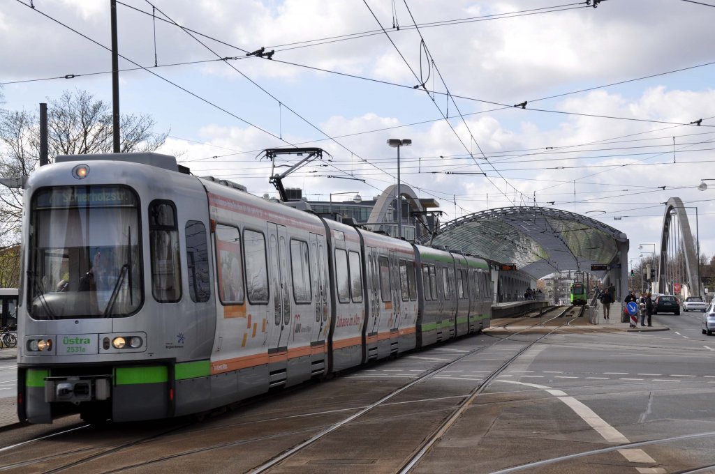 stra Wagen 2531 Straenbahn an der Haltestelle  Noltemeyerbrcke  (01.04.2012)