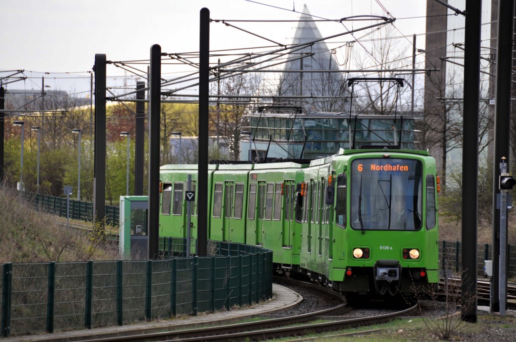 �stra Wagen: 6129 an der Haltestelle  Messe/Ost  (01.04.2012)