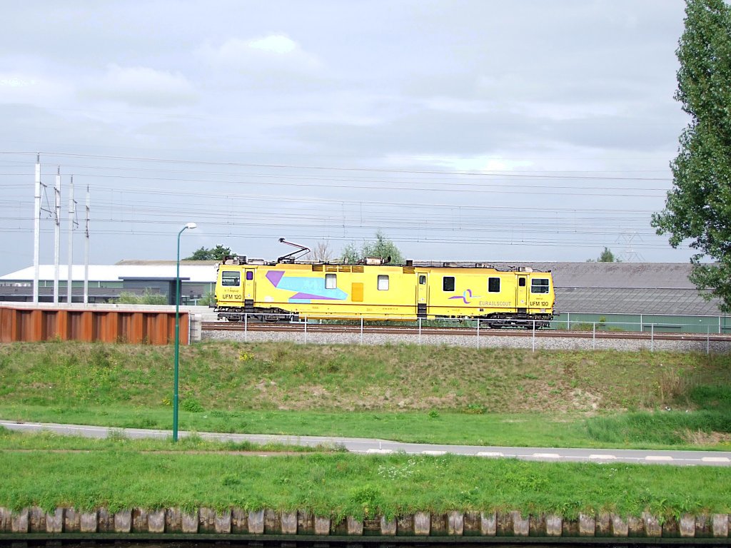 UFM-120 EURAILSCOUT fhrt entlang des Amsterdam-Rijnkanaal Richtung Utrecht;100903