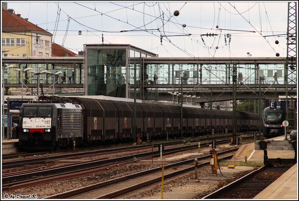 Uhhh... Bahnhofsaufnahme O.o... Zu sehen ist ES 64 F4 - 035 mit dem ARS Altmannzug auf dem Weg gen Norden vmtl. nach Bremen. (10.08.2011, Regensburg Hbf.) 