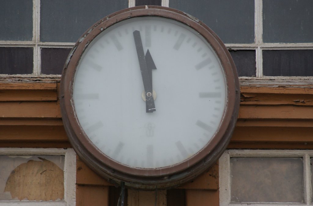 Uhr am Eingangsportal des ehemaligen Empfangsgebude des Bahnhofes in Bad Ksen,welche nicht mehr die wahre Uhrzeit anzeigt.Da es leider in Bezug auf den aktuellen Zustand des Bahnhofgebudes 5nach12 wre.14.02.2011 