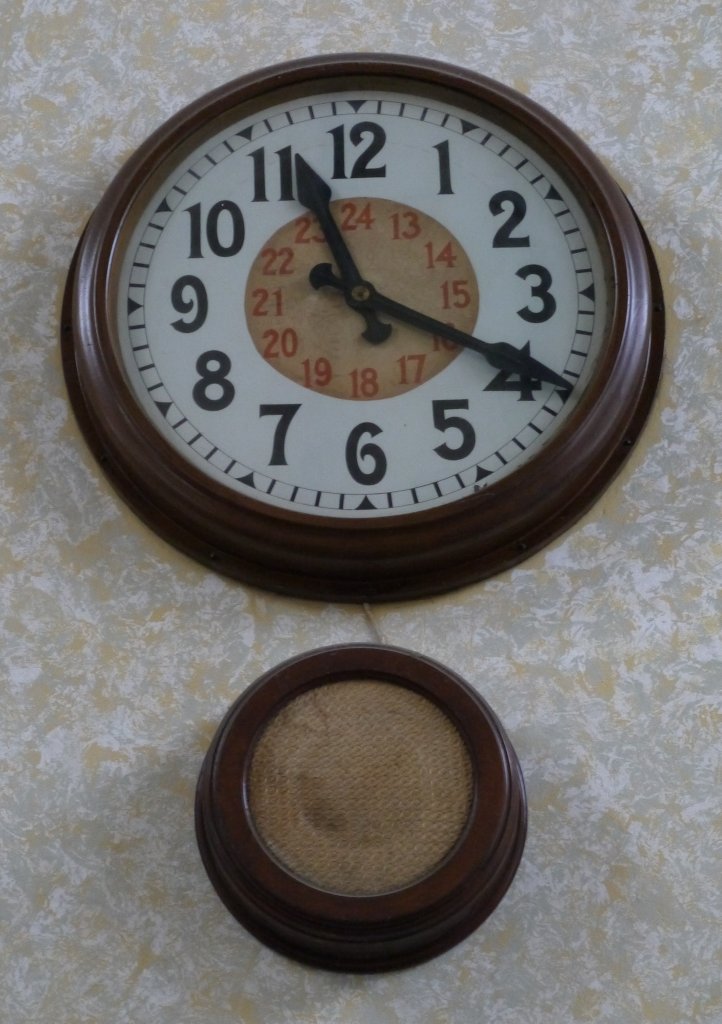 Uhr und Lautsprecher in der Bahnhofshalle in Quedlinburg. Fotografiert am 04.10.2012 um 11;20.