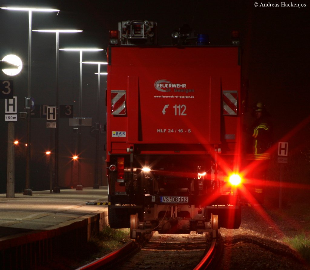 uih was steht denn da: das HLF 24/16-S alias Florian 46 und es wartet auf die Freigabe zur Sperrfahrt in Richtung Sommerautunnel losfahren zuk�nnen. Bahnhof St.Georgen 08.5.10 Das Foto entstand legal