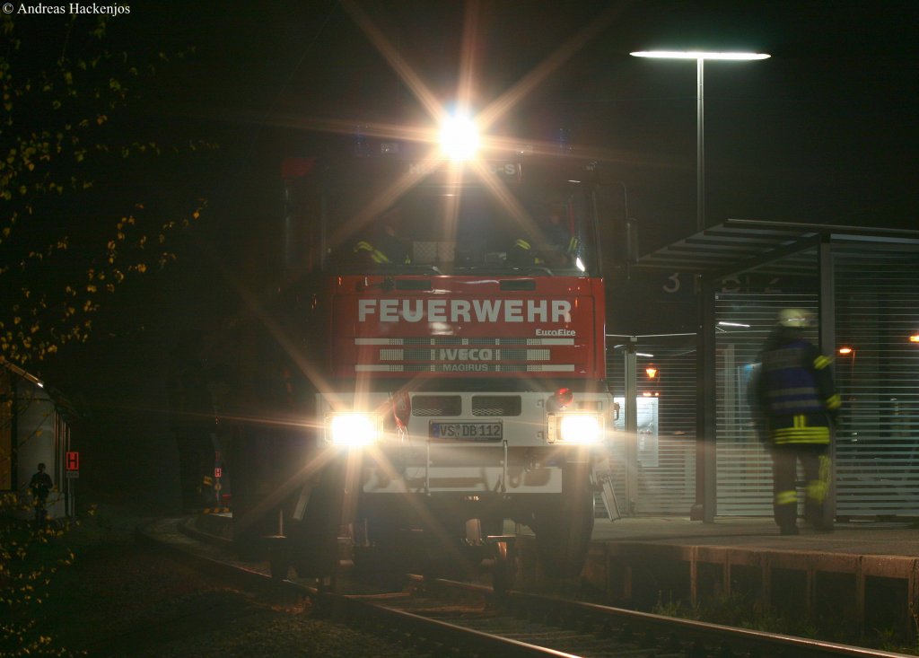 uih was steht denn da: das HLF 24/16-S alias Florian 46 und es wartet auf die Freigabe zur Sperrfahrt in Richtung Sommerautunnel losfahren zuknnen. Bahnhof St.Georgen 08.5.10 Das Foto entstand legal