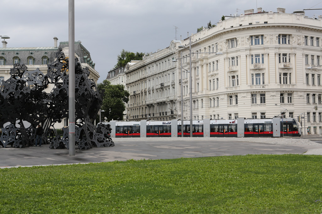 ULF B 629 als 68er (Sonder-Stra�enbahnlinie w�hrend der U1-Erneuerungsarbeiten) am Schwarzenbergplatz, 22. Juli 2012