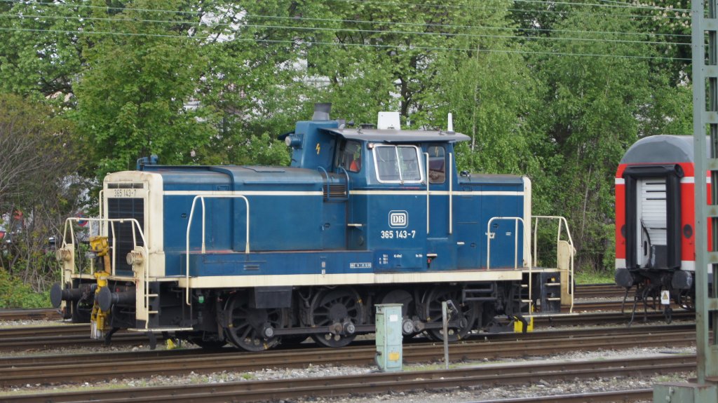 Ulm Hbf BR 365 143 7 in der Wagenabstellung, kurz danach verschwand sie vors Stellwerk
