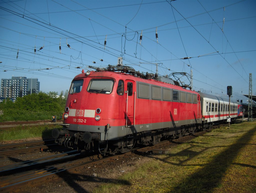 Um 07:30 Uhr 110 352 geknipst, schnell ins Internet-Cafe und wieder zurck ins Bett :) So siehts aus. 

DZ 2790 oder 91 mit Sonderzug Warnemnde- Berlin- Lichtenberg am 12.06.2010 in Rostock Hbf gesehen.