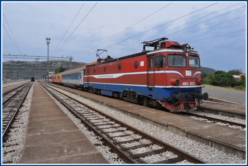 Um 09.00Uhr verlsst 461-033 mit IC430 die Hafenstadt Bar am Mittelmeer, um 11 Stunden spter in Beograd einzutreffen. (24.07.2012)
